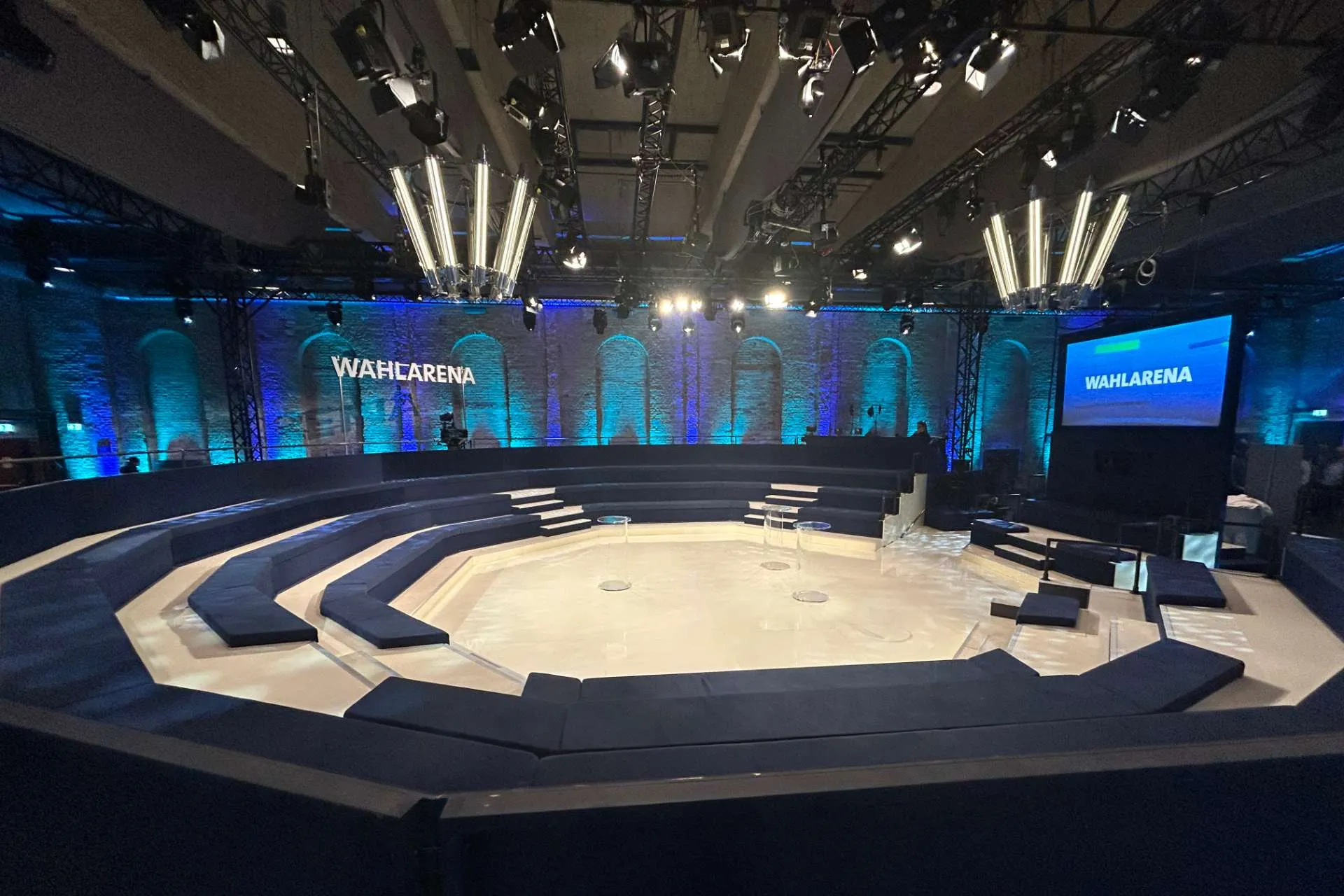 TV-Produktion: Wahlarena mit Sitzrängen um das Diskussionspodium in der Kapelle der BOLLE Festsäle.
